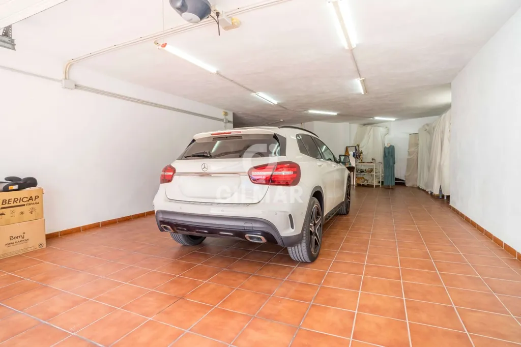 Garaaž - Luxury Villa with Sea View in Benahavís