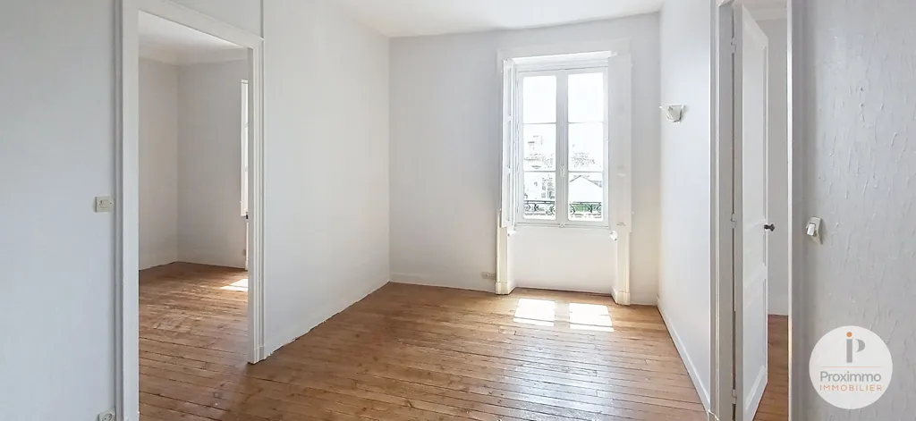 Toad - Bright 4-Piece Apartment in Redon Centre