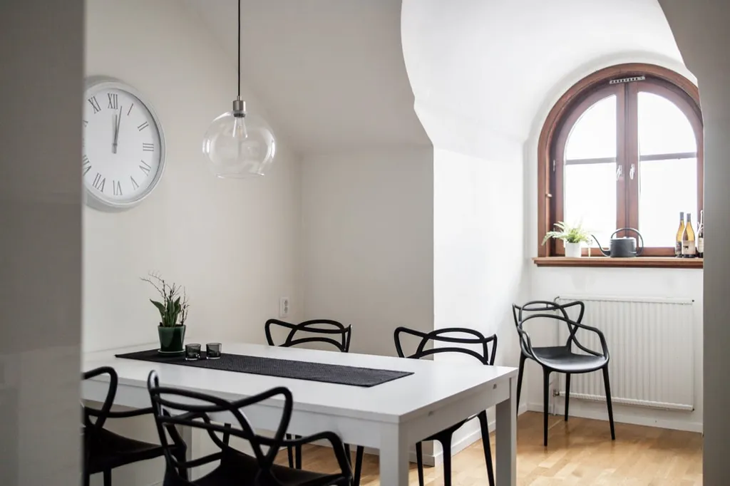 Dining Room - Charming Two-Bedroom Flat with Balcony in Central North