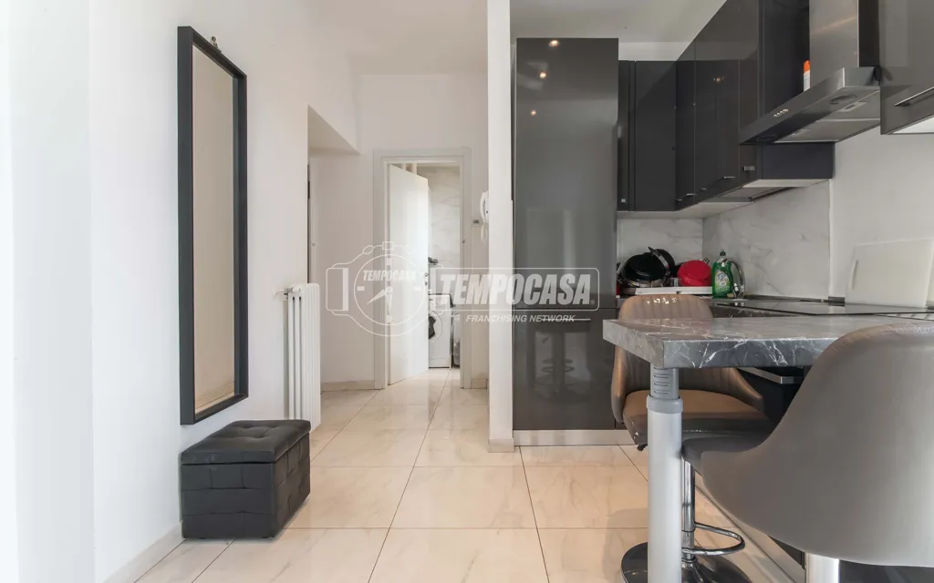 Köök - Rented Two-Bedroom Apartment with Balcony in Como