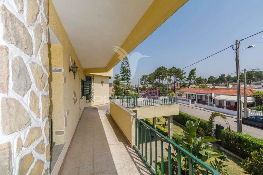 Rõdu - Classical 1970s House with Pool Space in Belverde