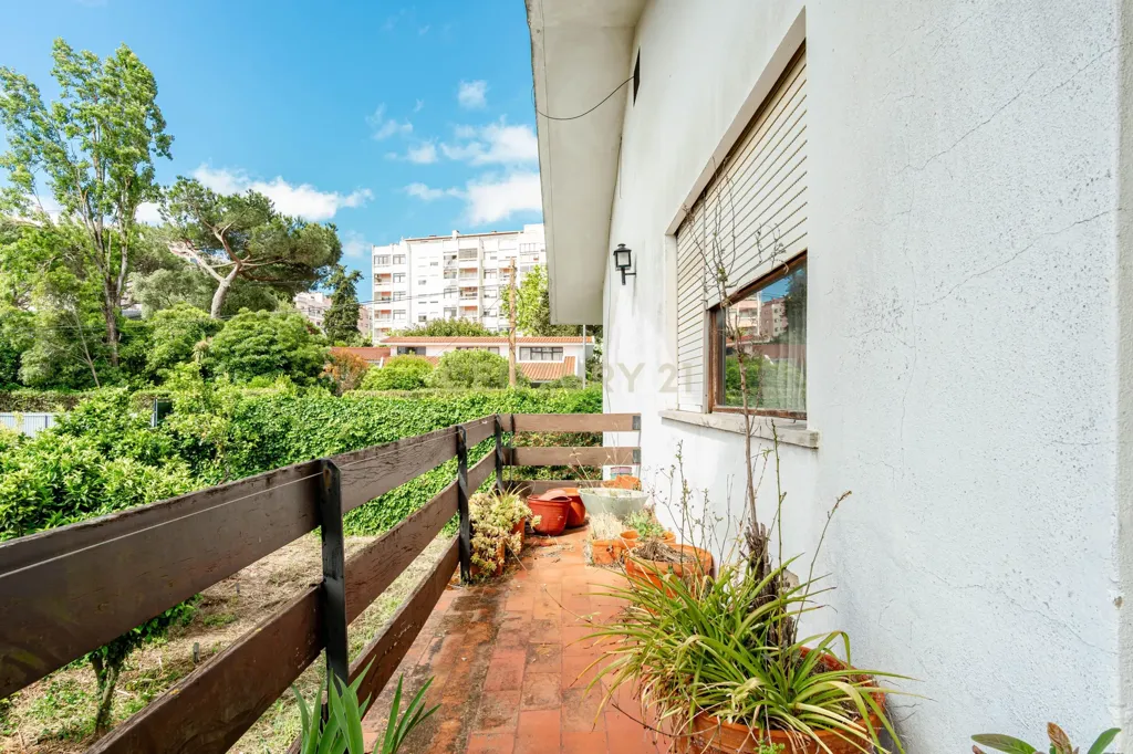 Rõdu - T6+1 House with Garden in Alfragide Norte