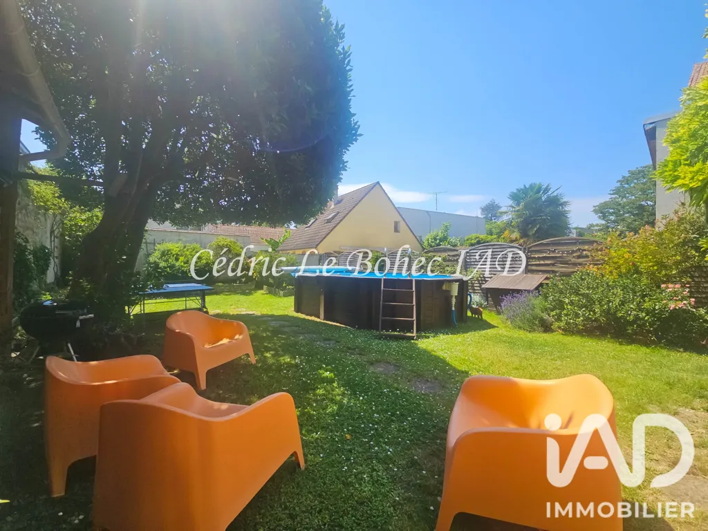 Pool - Family House with Pool in Saint-Leu-La-Forêt