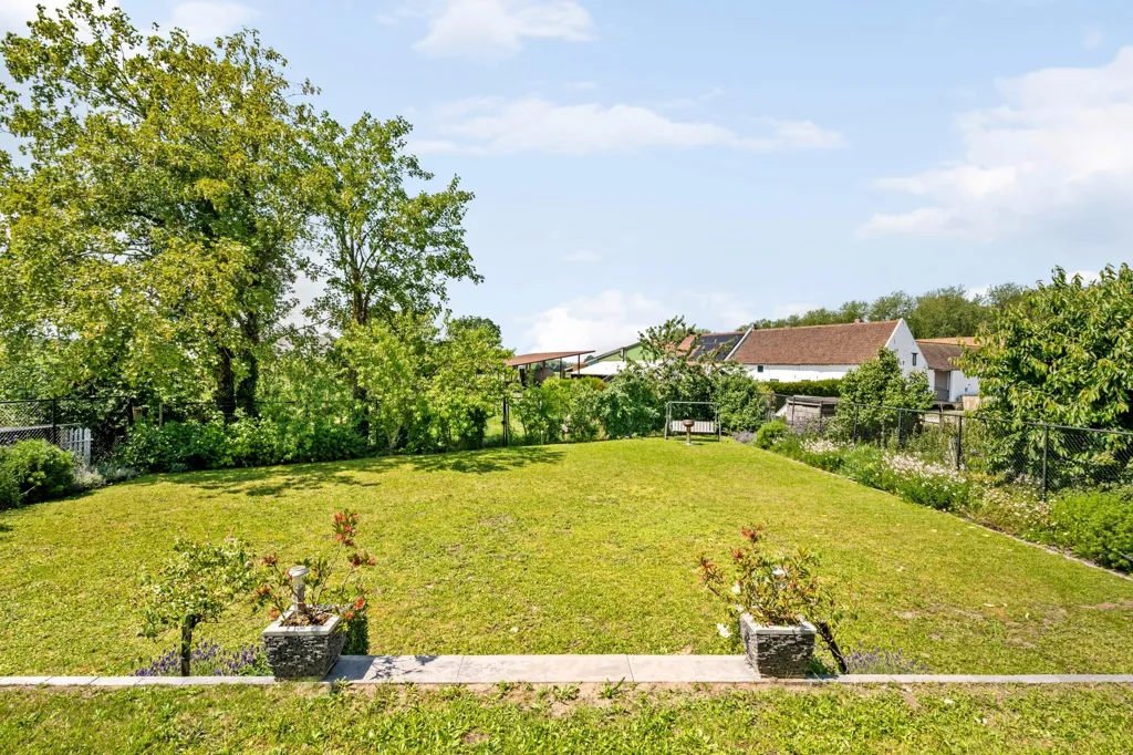 Giardino - Villa with Playful Architecture in Nieuwerkerken
