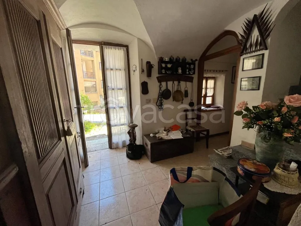 Entrée - Free-Standing House with Garden in Roburent