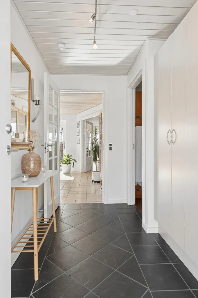 Esik - Villa with Extensive Views in Hedehusene