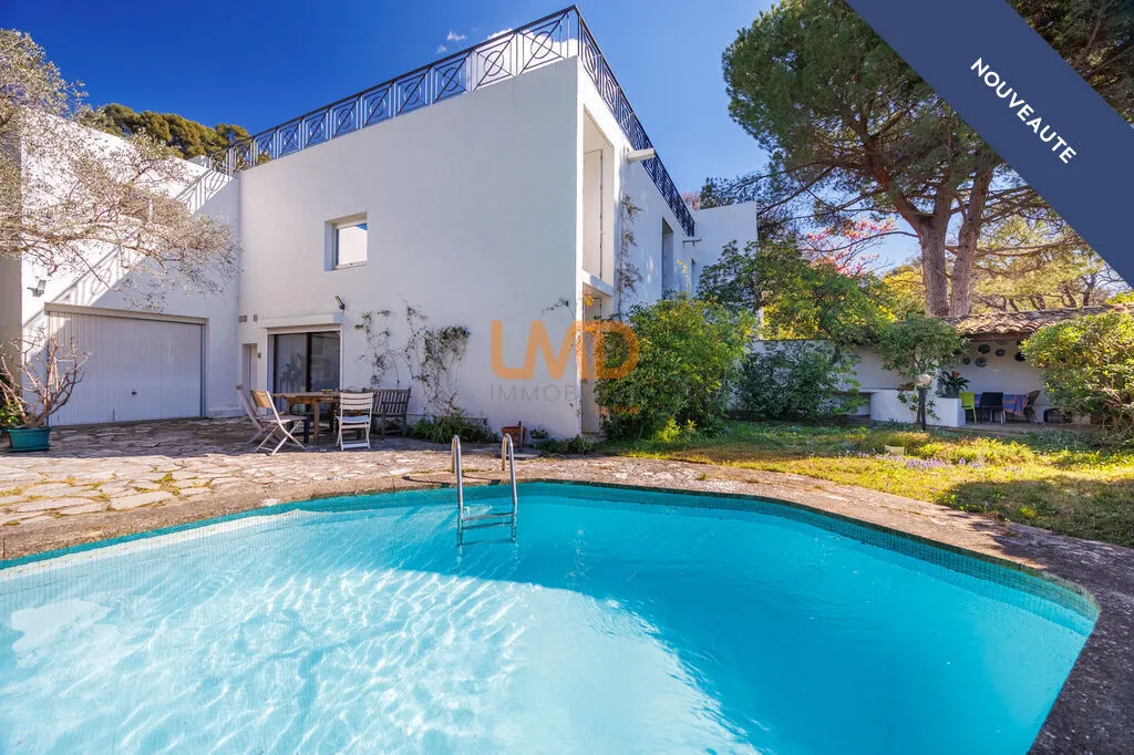 Piscine - Villa d'Architecte avec Toit Terrasse à Marseille