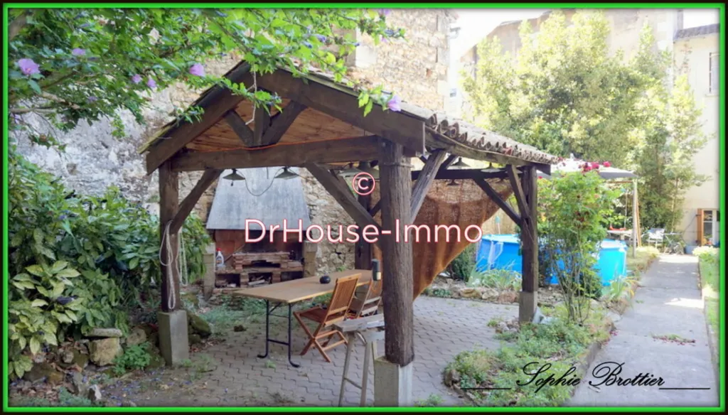 Terrace - Charming Three-Bedroom House in Poitiers