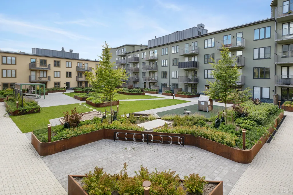 Garden - 2-Bedroom Apartment with Balcony in Bromstensstaden