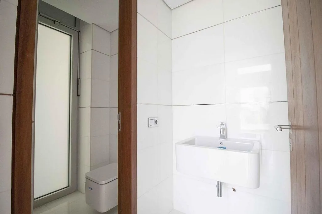 Salles de bain - Contemporary Townhouse with Pool in Ifara