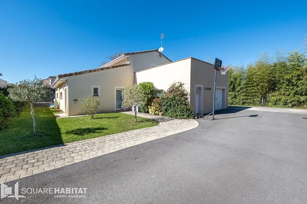 Extérieur - Maison avec Piscine et Vue Verdoyante à Saint-Geniès-Bellevue