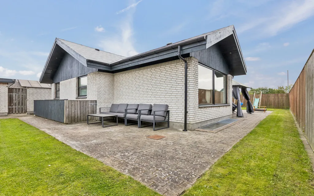 Aed - Modernised Villa with Garden on Vestamager