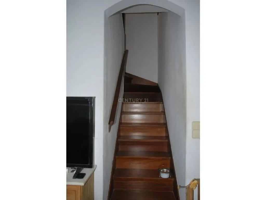 Toad - Semi-Detached House with Good Light in Almada