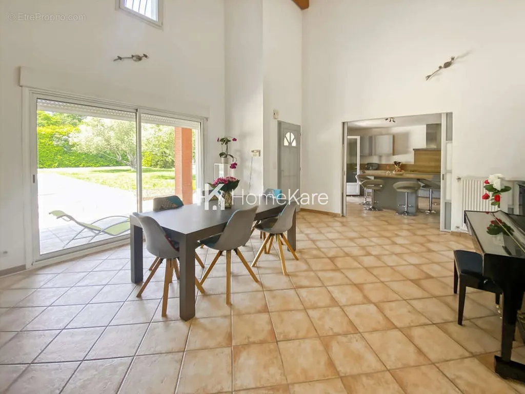 Salle à manger - Maison avec Piscine et Garage à Merville