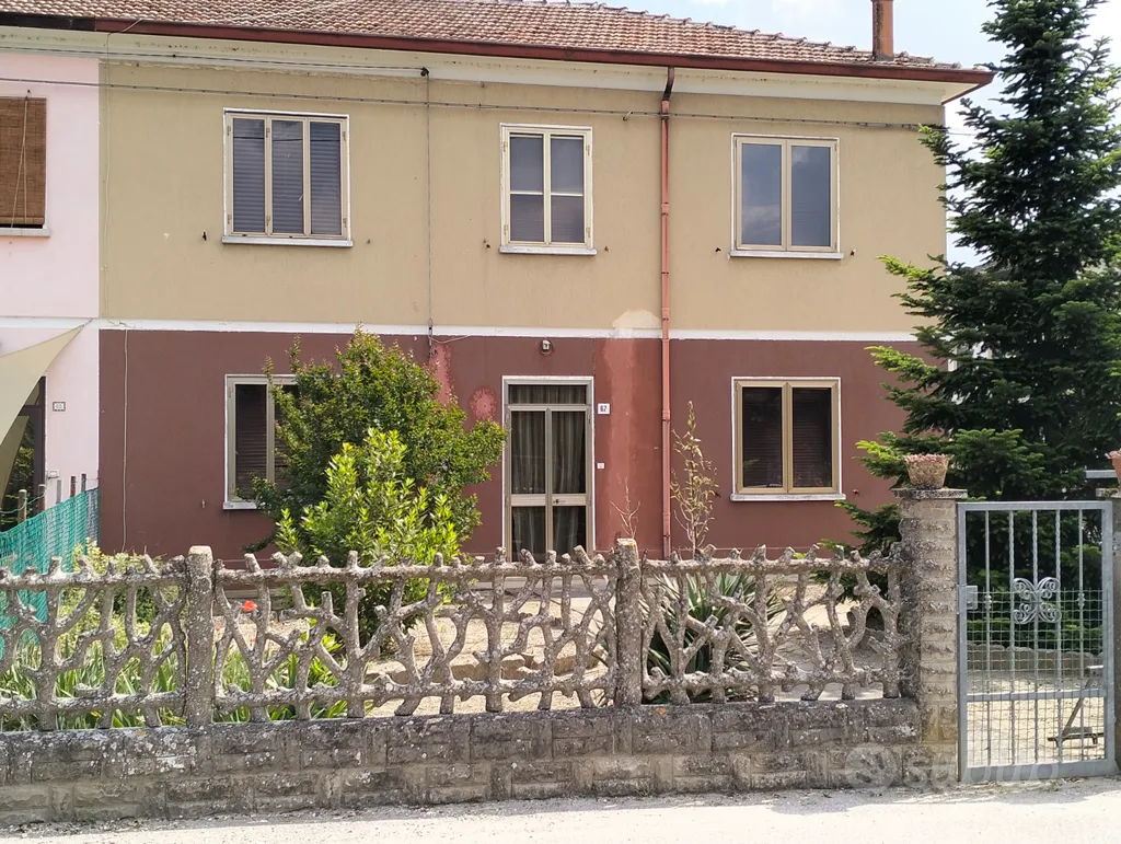 Extérieur - Colonial House with Garden in Bifamiliar Setting