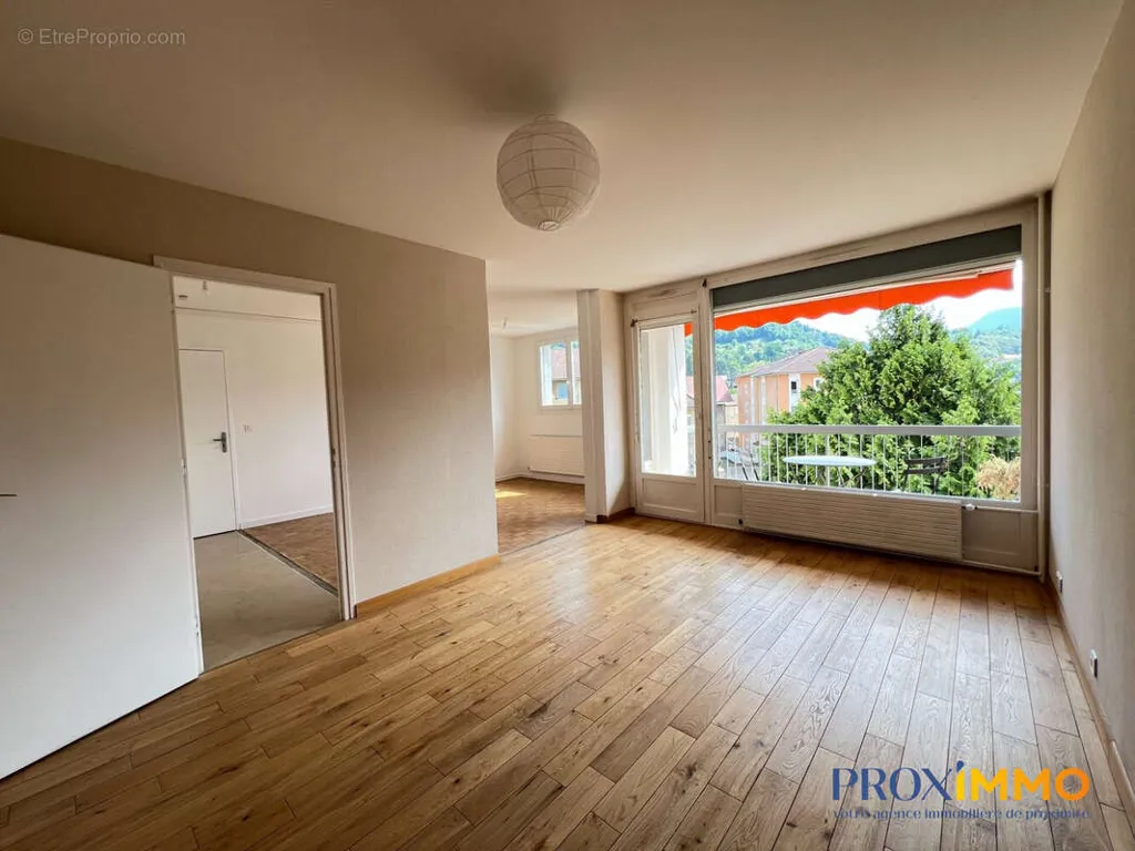Séjour - Appartement Traversant avec Terrasse à Voiron