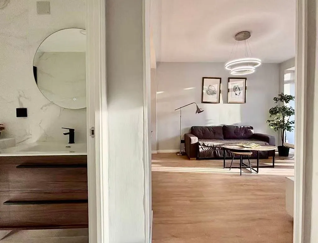 Esik - Ample Apartment with Balcony in Eixample