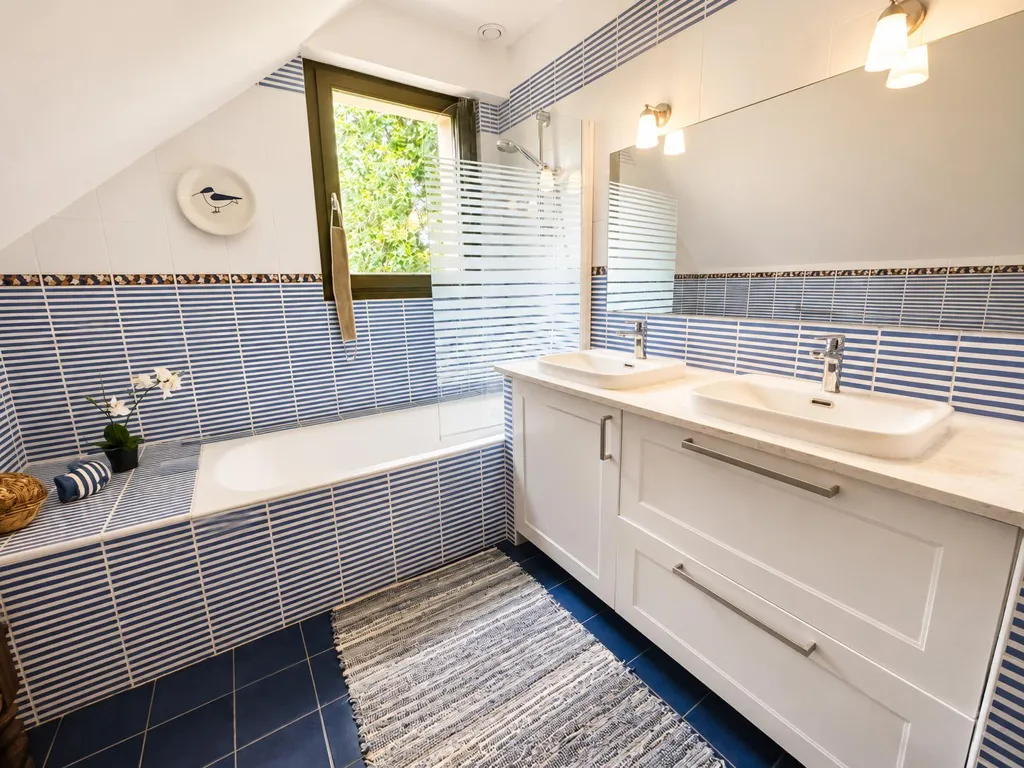 Salles de bain - Maison au Calme avec Piscine près de Vannes
