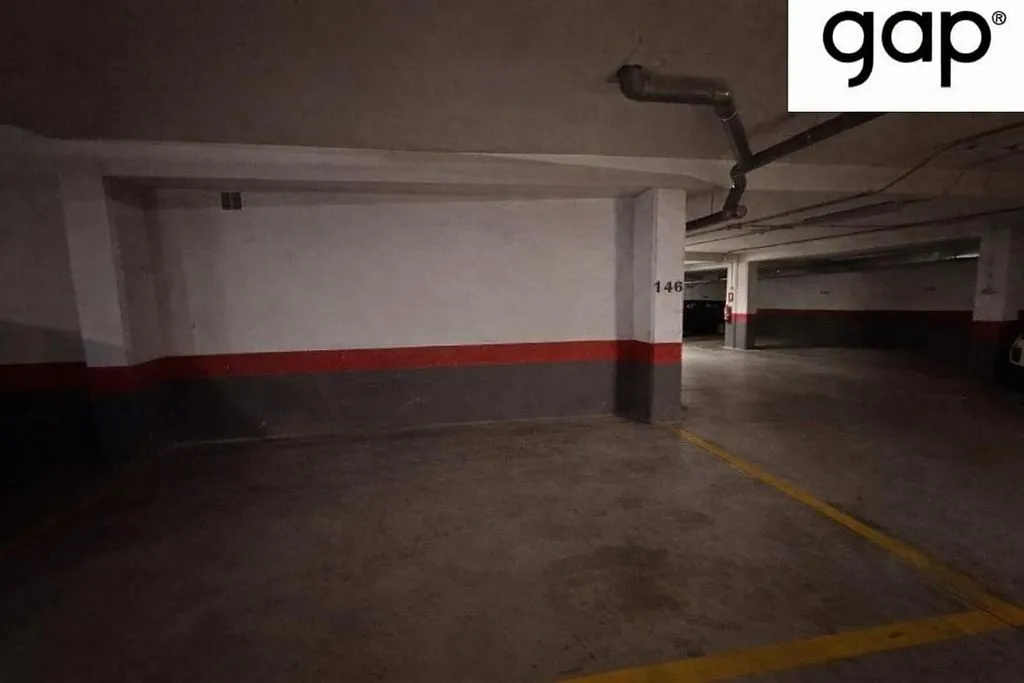 Garage - Spacious Student Flat with Gym in Calle de las Encinas