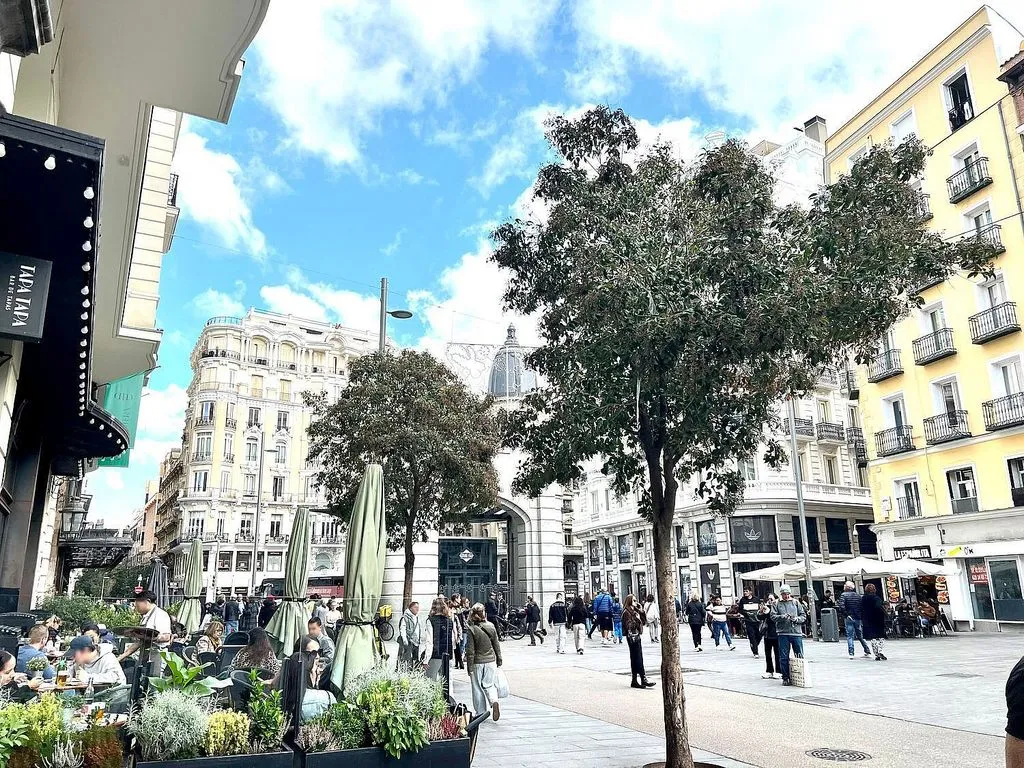 Furnished Flat with Balcony in Gran Vía