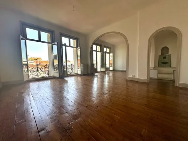 Elutuba - Bourgeois Flat with Balconies in Biarritz Centre