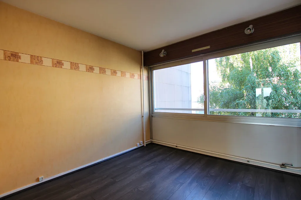 Pièces - Appartement T4 avec Balcon à Saint-Priest