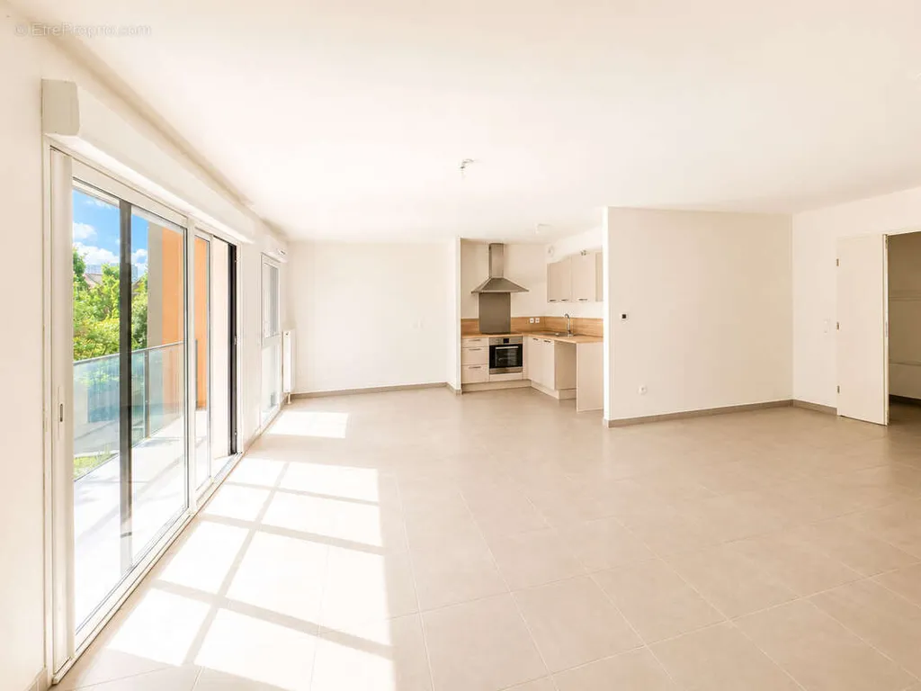 Séjour - Appartement Moderne avec Balcon dans Résidence Récente