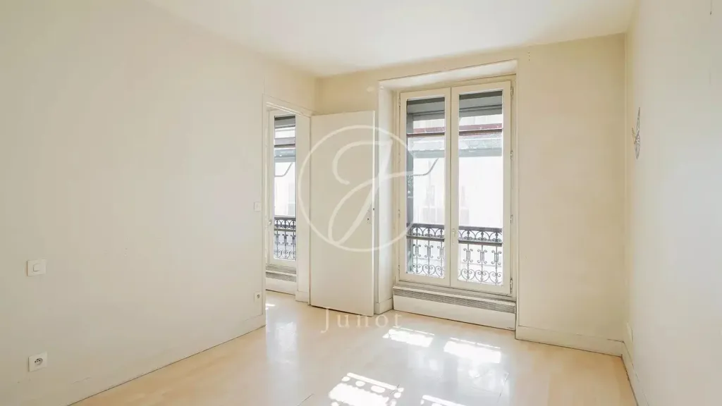 Rooms - 4-Piece Apartment with Courtyard View in Paris 75011