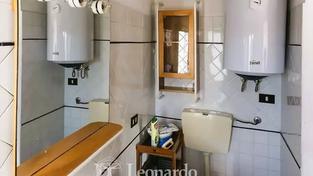 Bathrooms - Rustic Terraced House with Sea View in Massarosa