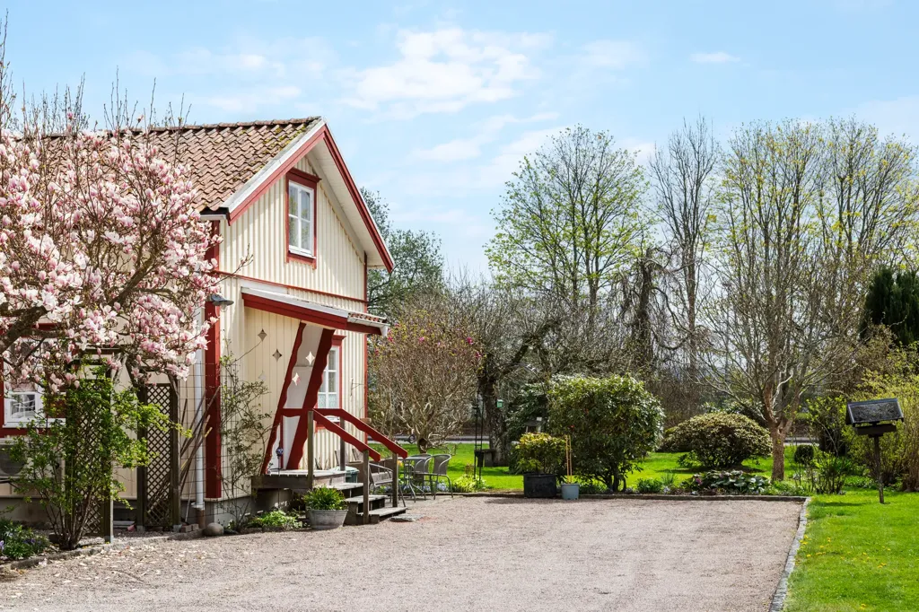 Välivaade - 1900s Villa with Garden in Veddige