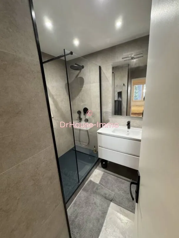 Bathrooms - Renovated 2-Bed Flat with Balcony in Marseille
