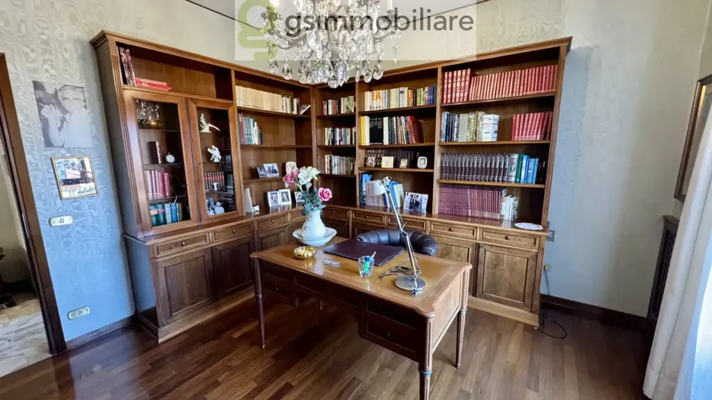 Office - Spacious Penthouse with Triple Exposure in Brescia