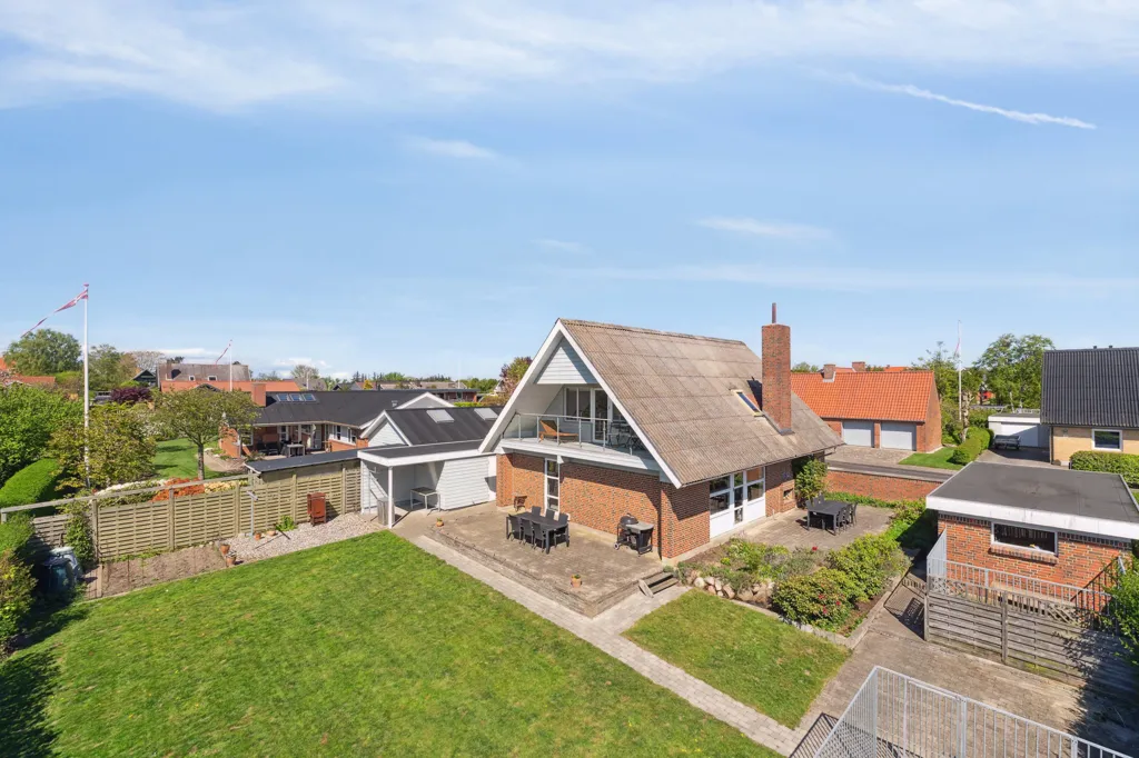 Extérieur - Villa with Red Brick Facade in Als