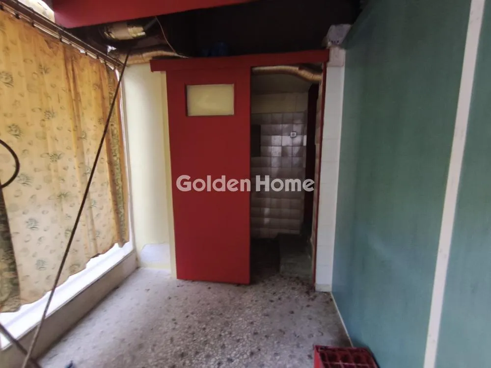 Ingresso - Corner Shop with High Visibility in Piraeus