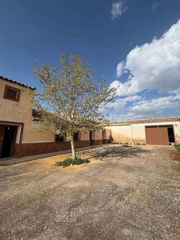 Jardin - Traditional Farmhouse with Stables in Baúl