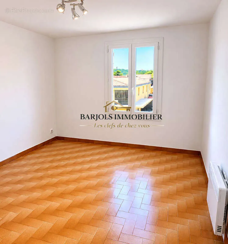 Pièces - Appartement Traversant avec Garage à Varages