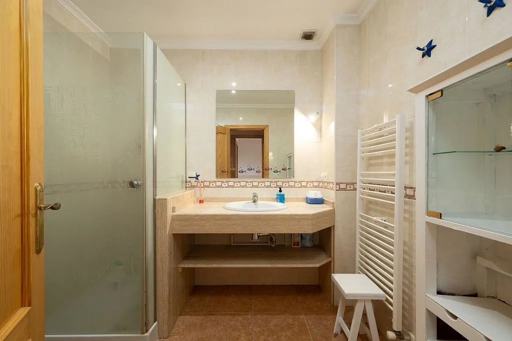 Salles de bain - Terraced House with Balcony in Tibi