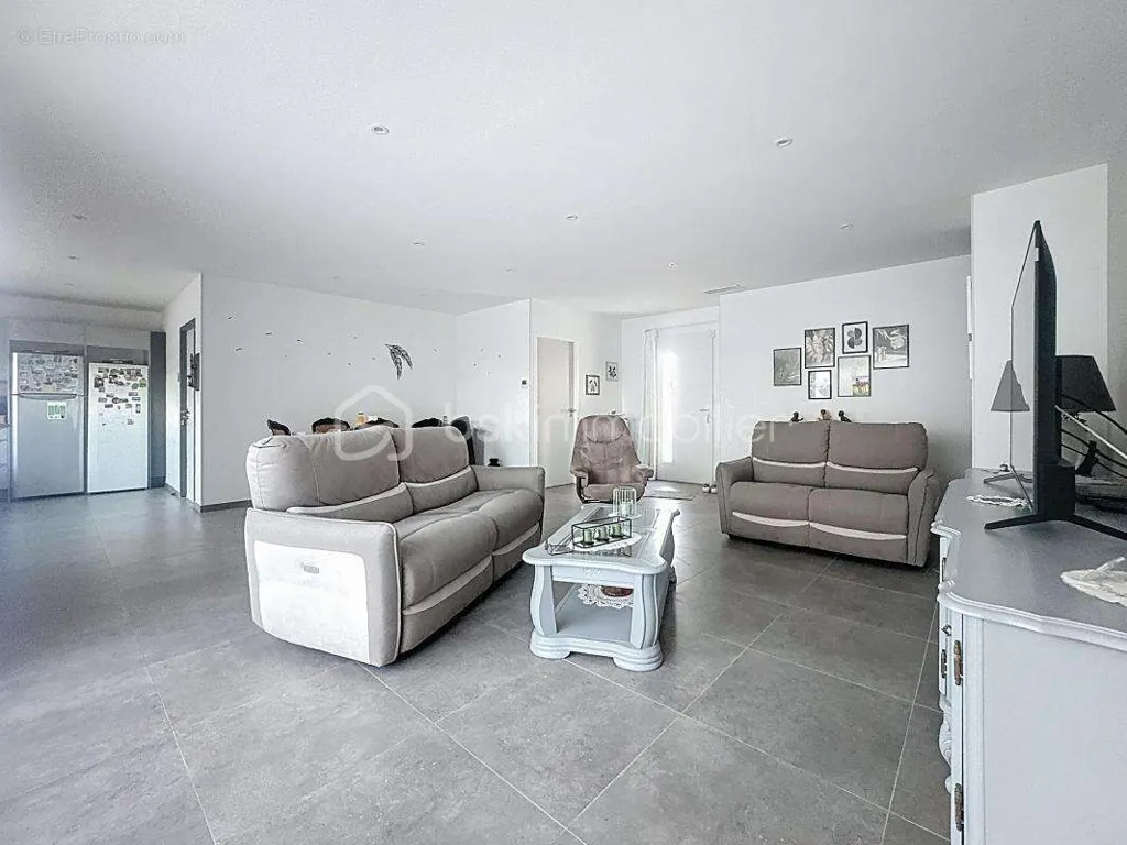 Elutuba - Decade-Guaranteed Villa with Terrace in Bompas