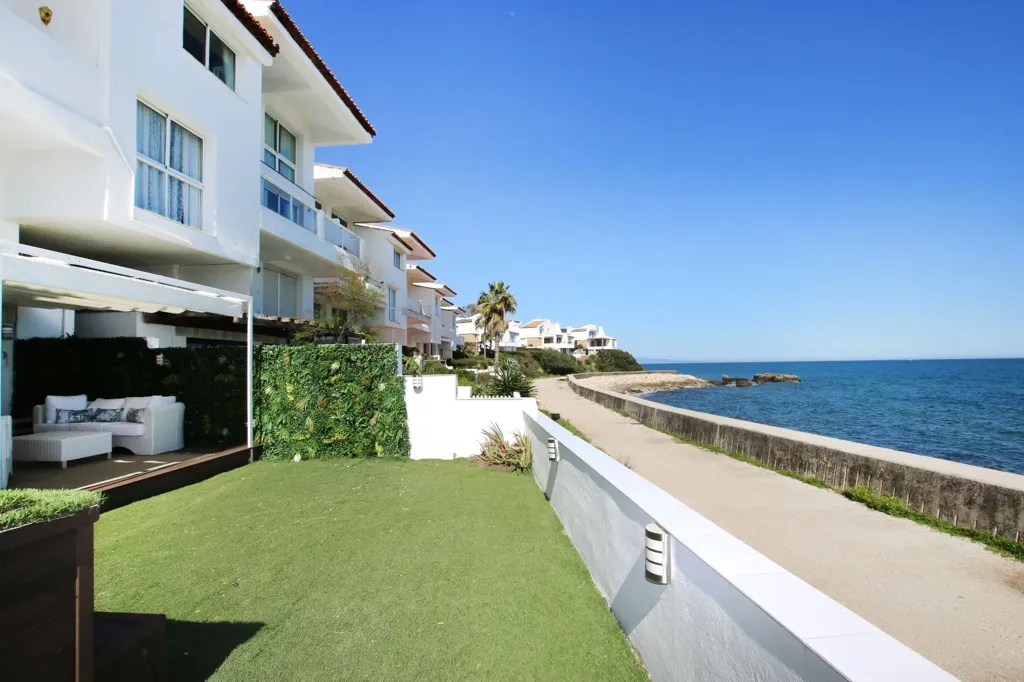Terrasse - Beachfront Duplex with Private Pool in Estepona