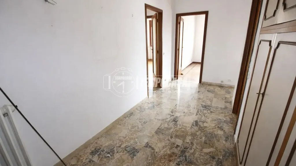 Esik - Spacious Apartment with Balcony in Ancona
