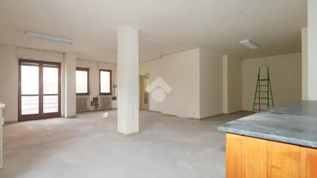 Pièces - Commercial Space with Central Location in Susa