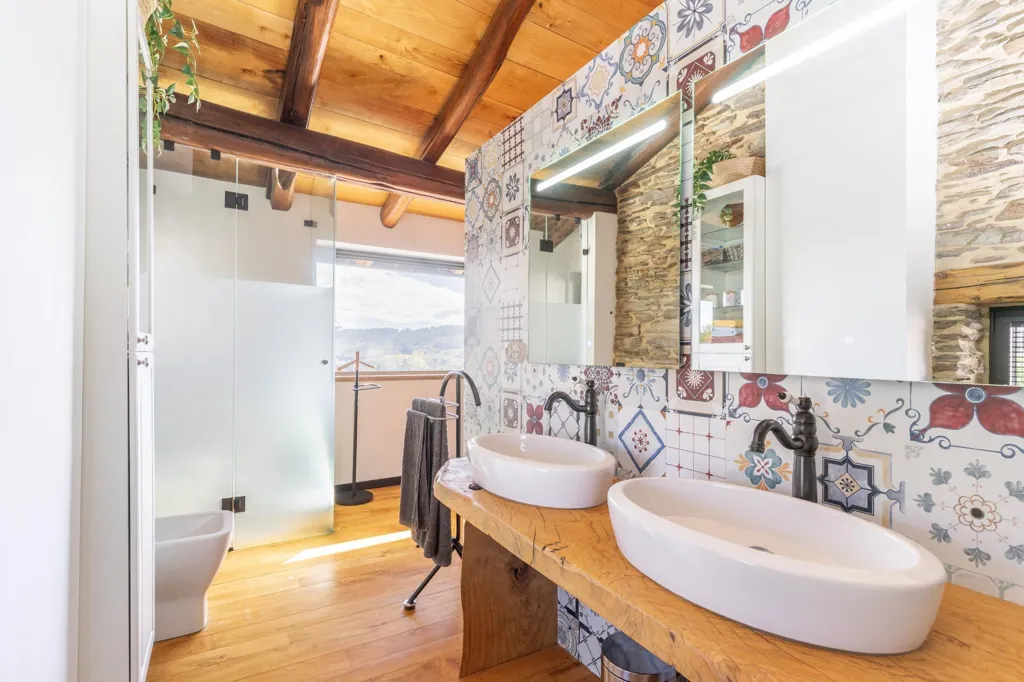 Salles de bain - Restored Chalet with River Walk Access in Lugo