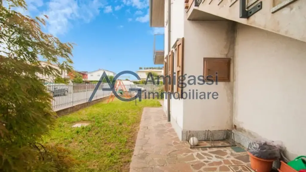 Giardino - Villa bifamiliare con giardino privato a Zanica
