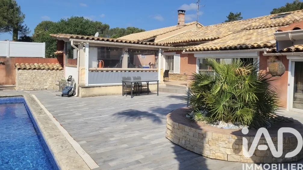 Piscine - Mas avec Piscine au Sel dans un Environnement Calme à Le Muy