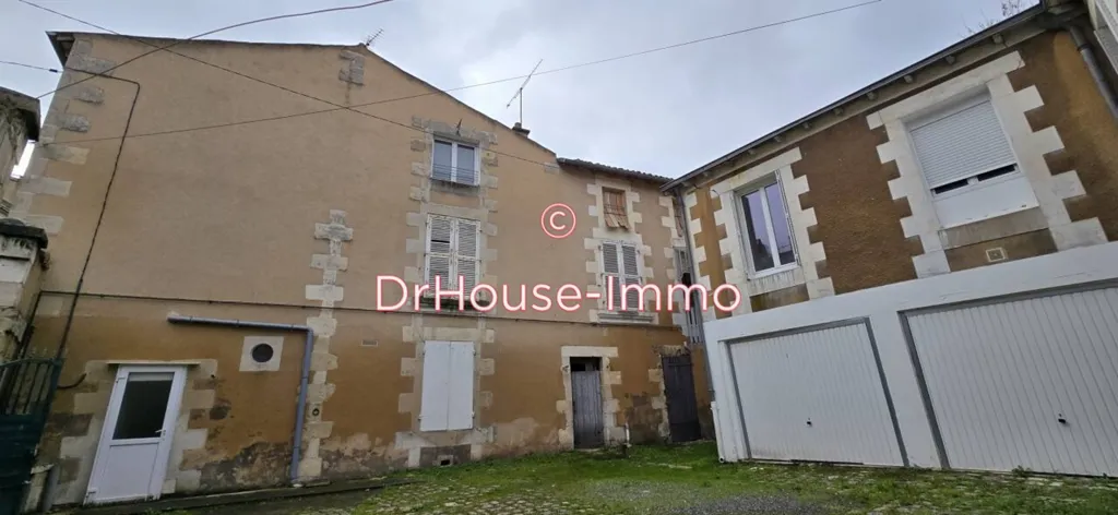 Extérieur - Immeuble avec Cours Intérieure à Poitiers Centre-Ville