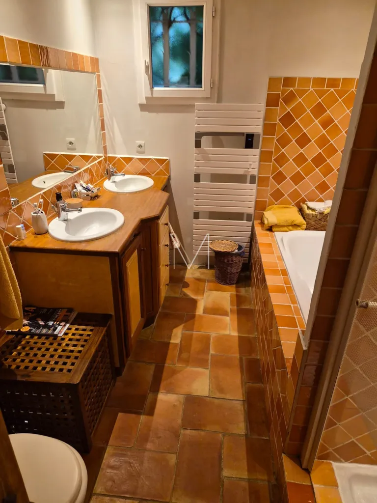 Salles de bain - Maison Luxueuse avec Piscine au Plan-de-la-Tour