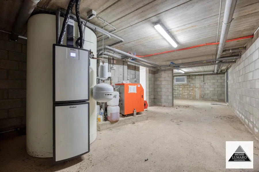 Garage - Villa avec Piscine dans le Paysage Rural de Leut