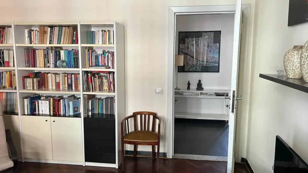 Bureau - 7-Room Apartment with Balcony in Florence