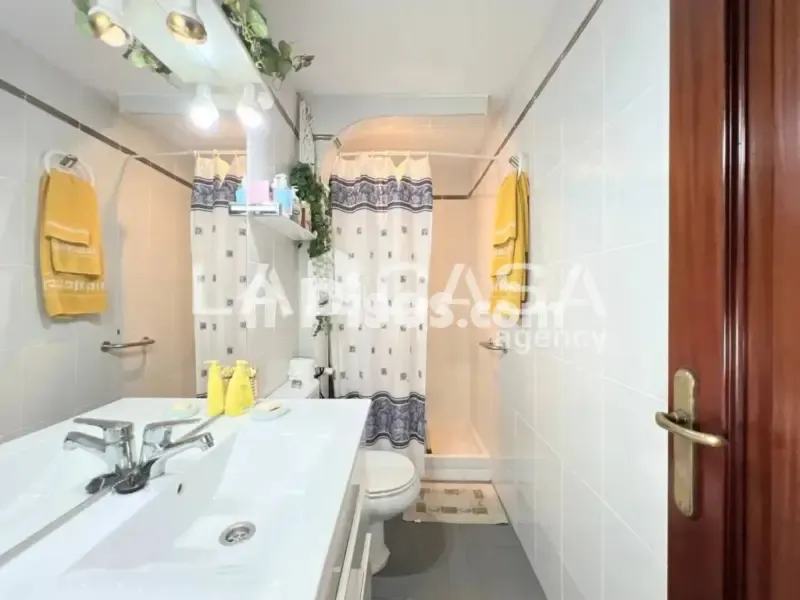 Salles de bain - Flat with 3 Bedrooms near Gorg Metro