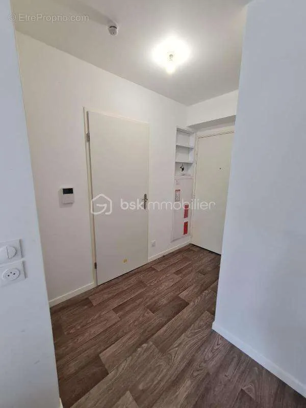 Esik - Bright 2-Bedroom Apartment with Private Garden in Quiet District